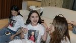 Cantiknya Rebeca Klopper, Bestie Jennifer Coppen saat Kulineran