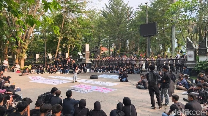 Demo di Purwakarta, Senin (15/6/2026).