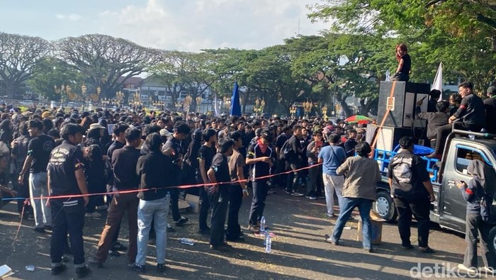Massa mahasiswa tolak program prioritas Presiden Prabowo di Kota Malang
