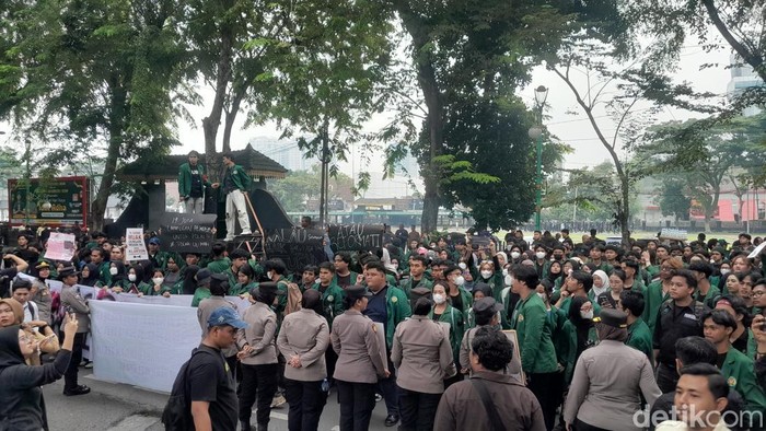 Mahasiswa demonstrasi di depan Kantor DPRD Sumut