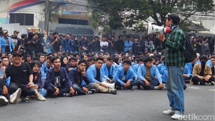 Demo mahasiswa Bandung di DRPD Jabar.