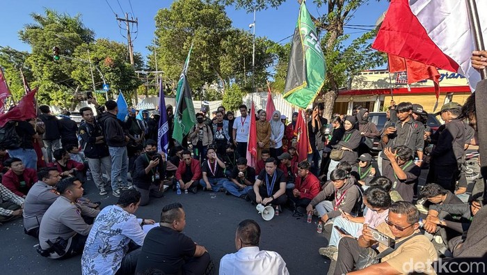 Demo mahasiswa Cipayung Plus di DPRD Surabaya.
