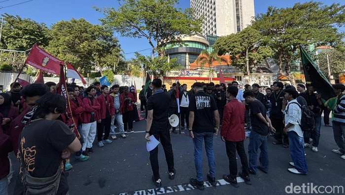 Demo mahasiswa Cipayung Plus di DPRD Surabaya.