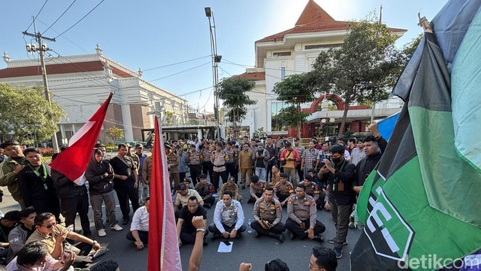 Demo mahasiswa Cipayung Plus di DPRD Surabaya.