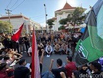 Puluhan Mahasiswa Cipayung Plus Demo DPRD Surabaya Tuntut 4 Hal Ini