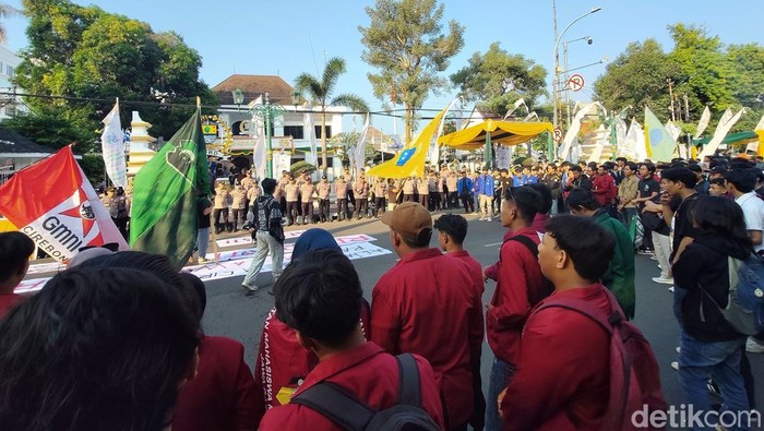 Demo mahasiswa di depan kantor DPRD Kota Cirebon