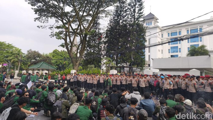 Demo mahasiswa di depan Kantor Perwakilan Bank Indonesia Jawa Barat di Jalan Perintis Kemerdekaan, Kota Bandung, Senin (15/6/2026).
