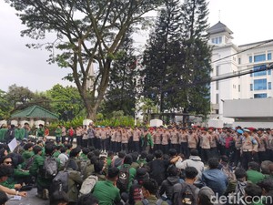 Mahasiswa Geruduk BI Jabar, Soroti Rupiah Melemah