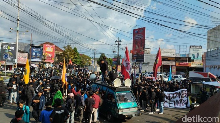Demo mahasiswa di Jember.
