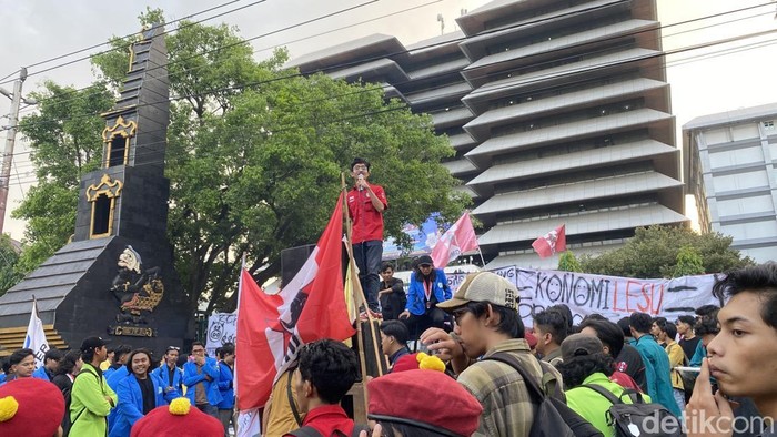 Aksi mahasiswa Semarang di halaman Gubernuran, Jalan Pahlawan, Kecamatan Semarang Selatan, Kota Semarang