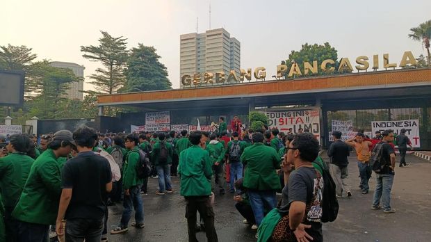 Demonstrasi di belakang DPR pada Senin (15/6/2026) sore. (Wildan/detikcom)