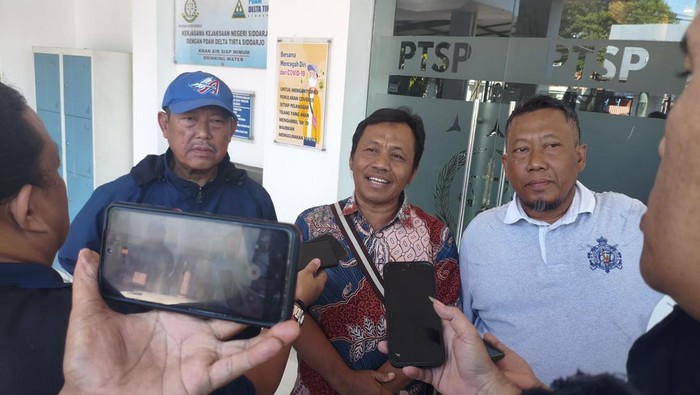Mantan Kepala BPD Damarsi, Shodikun usai diperiksa Kejari Sidoarjo