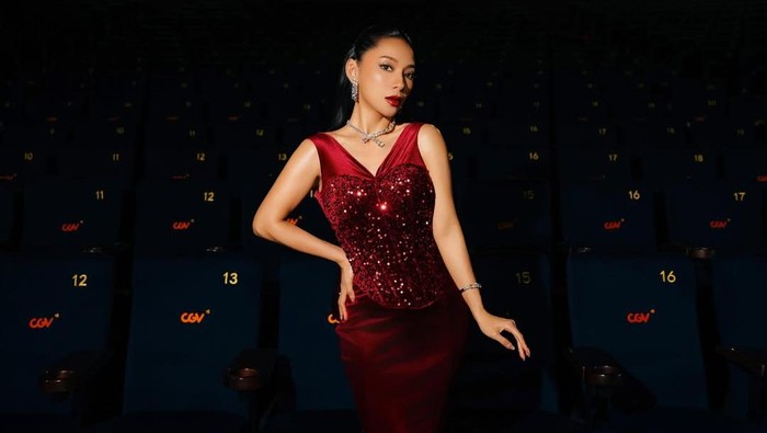 Pesona Paripurna Dinda Kirana Bergaun Merah