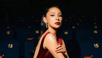 Mengambil pose look-back yang dramatis di barisan kursi bioskop, Dinda Kirana memamerkan detail potongan backless dari gaunnya. Tatapan matanya yang tajam dipadukan dengan lipstik merah merona sukses memancarkan aura paripurna yang begitu kuat. (Foto: dok Instagram dindakirana.s)