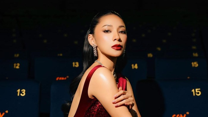 Pesona Paripurna Dinda Kirana Bergaun Merah