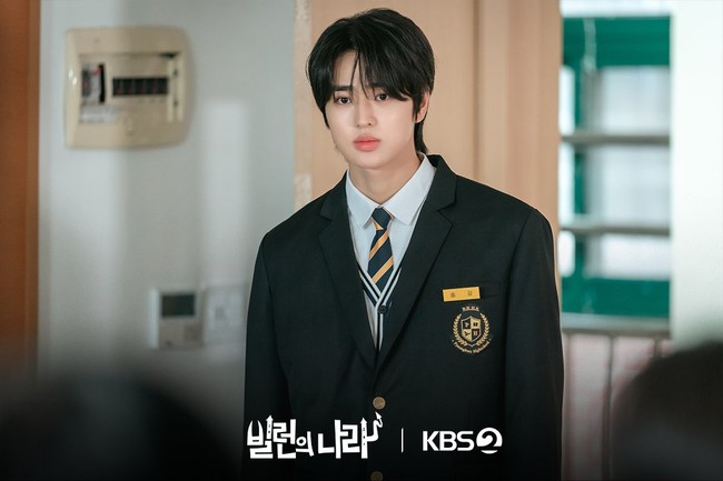 Dengan paras tampannya, Eunchan banjir tawaran akting. Tahun lalu, ia muncul sebagai siswa SMA bernama Song Kang di drama Korea Villains Everywhere bersama mantan personel IZ*ONE, Choi Yena. Foto: Instagram