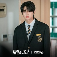 Dengan paras tampannya, Eunchan banjir tawaran akting. Tahun lalu, ia muncul sebagai siswa SMA bernama Song Kang di drama Korea Villains Everywhere bersama mantan personel IZ*ONE, Choi Yena. Foto: Instagram