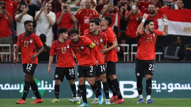 Egypt's forward #22 Omar Marmoush celebrates his goal with teammates during the friendly football match between Saudi Arabia and Egypt at King Abdullah Sports City in Jeddah on March 27, 2026. (Photo by AFP)