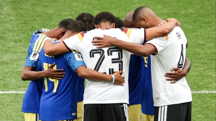 Pemain Jerman Felix Nmecha dan Jonathan Tha tiba-tiba ikut bergabung bersama kelima pemain Curacao. Mereka kemudian berdoa bareng dengan diakhiri salam-salaman sebelum meninggalkan lapangan.