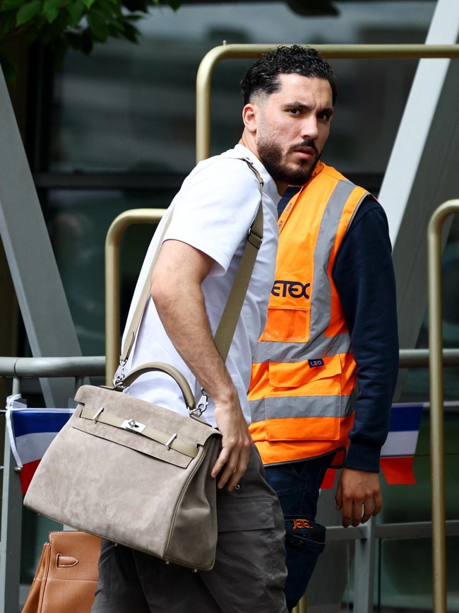 Foto: Gaya Fancy Timnas Prancis Pakai Tas Mewah, Hermes Hingga Goyard