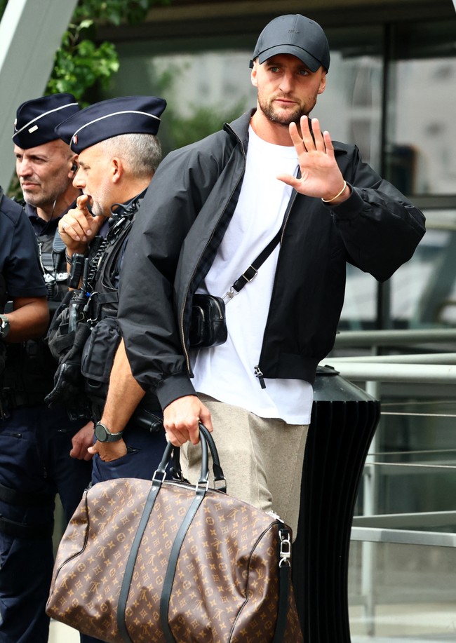 Tas duffel bermonogram Louis Vuitton menemani gaya gelandang Prancis Adrien Rabiot. Ukurannya yang besar memuat lebih banyak segala kebutuhan pemain AC Milan itu. (Foto: REUTERS/Sarah Meyssonnier)