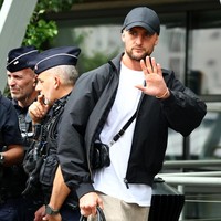 Tas duffel bermonogram Louis Vuitton menemani gaya gelandang Prancis Adrien Rabiot. Ukurannya yang besar memuat lebih banyak segala kebutuhan pemain AC Milan itu. (Foto: REUTERS/Sarah Meyssonnier)