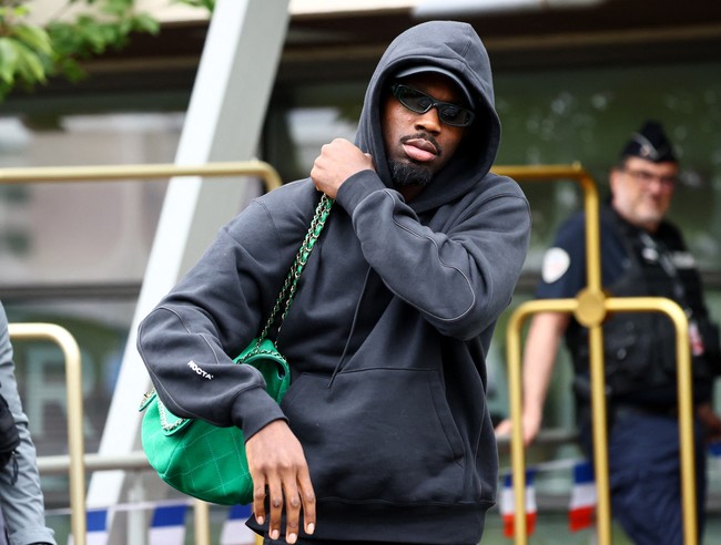 Marcus Thuram adalah tipikal pria yang tidak takut bereksperimen dengan fashion. Tas Chanel hijau neon buah kolaborasi rumah mode Prancis dan Pharrell Williams pada 2019 itu yang dipakainya menjadi bukti. (Foto: REUTERS/Sarah Meyssonnier)