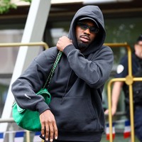 Marcus Thuram adalah tipikal pria yang tidak takut bereksperimen dengan fashion. Tas Chanel hijau neon buah kolaborasi rumah mode Prancis dan Pharrell Williams pada 2019 itu yang dipakainya menjadi bukti. (Foto: REUTERS/Sarah Meyssonnier)