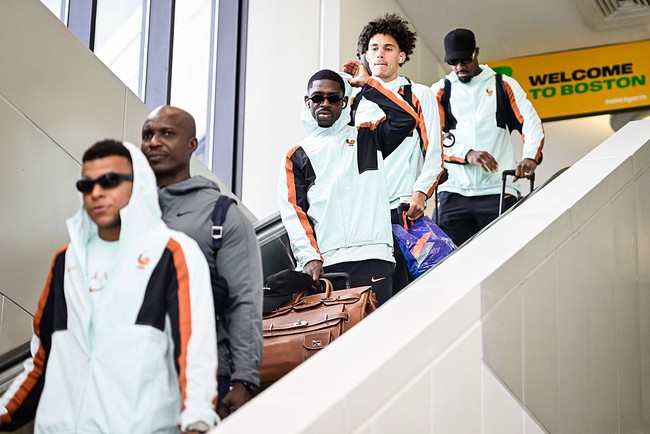 Sementara itu, Ousmane Dembélé tak lepas dari tas Hermes. Perhatian dengan mudah tertuju pada kehadiran penyerang berusia 29 tahun itu berkat ukuran tasnya yang besar. (Foto: Jaiden Tripi/Getty Images)