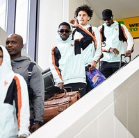 Sementara itu, Ousmane Dembélé tak lepas dari tas Hermes. Perhatian dengan mudah tertuju pada kehadiran penyerang berusia 29 tahun itu berkat ukuran tasnya yang besar. (Foto: Jaiden Tripi/Getty Images)