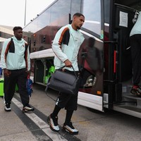 Tiba di bandara Logan International Airport in Boston, Maxence Lacroix dan kawan-kawan kompak dengan training suit mereka. Outfit sporty itu dikontraskan dengan tas hitam Bottega Veneta yang klasik dan elegan. (Foto: Franck FIFE/AFP)