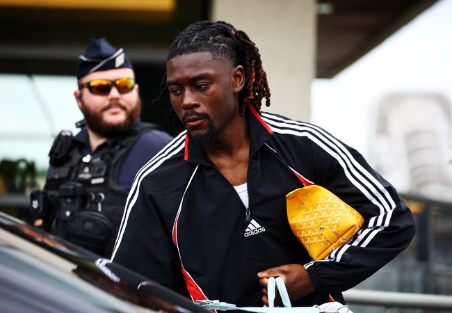 Mungkin tas Manu Kone tak sebesar tentengan pemain lainnya. Namun, warna kuning clutch Goyard yang dikepitnya cukup untuk mengalihkan atensi. (Foto: REUTERS/Sarah Meyssonnier)