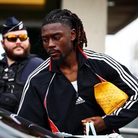 Mungkin tas Manu Kone tak sebesar tentengan pemain lainnya. Namun, warna kuning clutch Goyard yang dikepitnya cukup untuk mengalihkan atensi. (Foto: REUTERS/Sarah Meyssonnier)