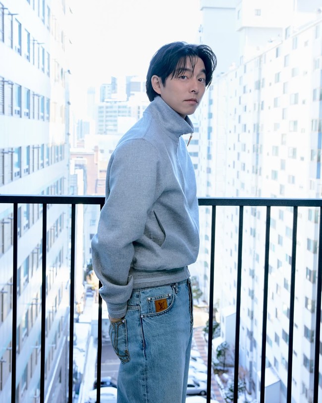 Aktor 46 tahun itu menampilkan pesonanya sebagai House Ambassador Louis Vuitton. Tampil berbalut full outfit dari rumah mode kenamaan Prancis tersebut. Foto: dok. W Korea