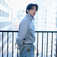 Aktor 46 tahun itu menampilkan pesonanya sebagai House Ambassador Louis Vuitton. Tampil berbalut full outfit dari rumah mode kenamaan Prancis tersebut. Foto: dok. W Korea