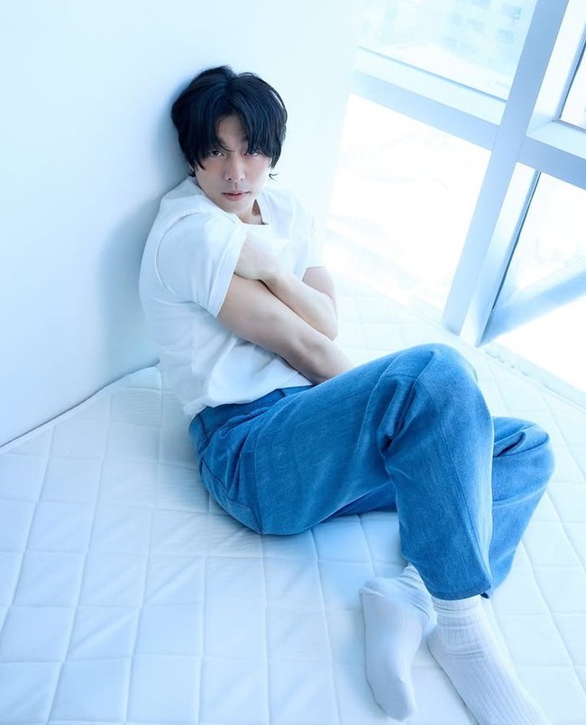 Penampilan Gong Yoo dalam pemotretan W Korea membuat netizen pangling. Sang aktor disebut-sebut bak beda orang. Foto: dok. W Korea