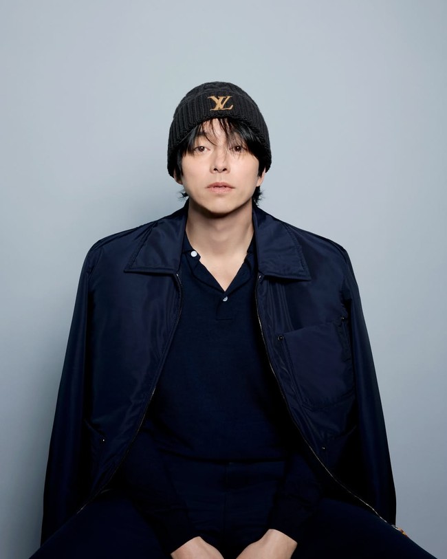 Sejumlah netizen menduga Gong Yoo tampil beda karena melakukan facelift. Tahun ini, ia akan berulang tahun ke-47, semakin dekat dengan usia kepala lima. Foto: dok. W Korea