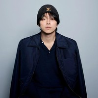 Sejumlah netizen menduga Gong Yoo tampil beda karena melakukan facelift. Tahun ini, ia akan berulang tahun ke-47, semakin dekat dengan usia kepala lima. Foto: dok. W Korea