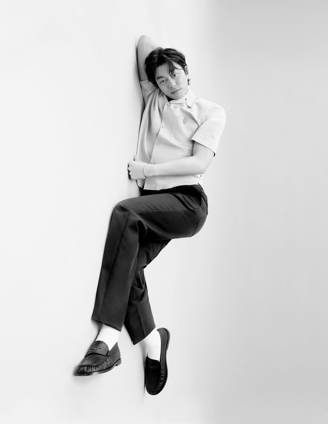 Sementara lain menyorot ekspresi dan pose Gong Yoo terkesan feminin dalam pemotretan ini. Desas-desus soal orientasi seksualnya kembali jadi perbincangan. Foto: dok. W Korea