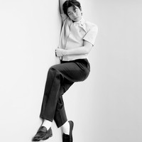 Sementara lain menyorot ekspresi dan pose Gong Yoo terkesan feminin dalam pemotretan ini. Desas-desus soal orientasi seksualnya kembali jadi perbincangan. Foto: dok. W Korea