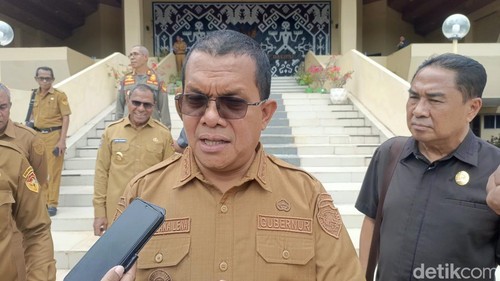 Gubernur NTT, Emanuel Melkiades Laka Lena, saat diwawancarai di Kupang, Senin (15/6/2026). Simon Selly/detikBali