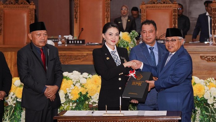 Gubernur Sherly Laos saat menerima opini WTP Pemprov Malut dari BPK RI. Dokumen Istimewa