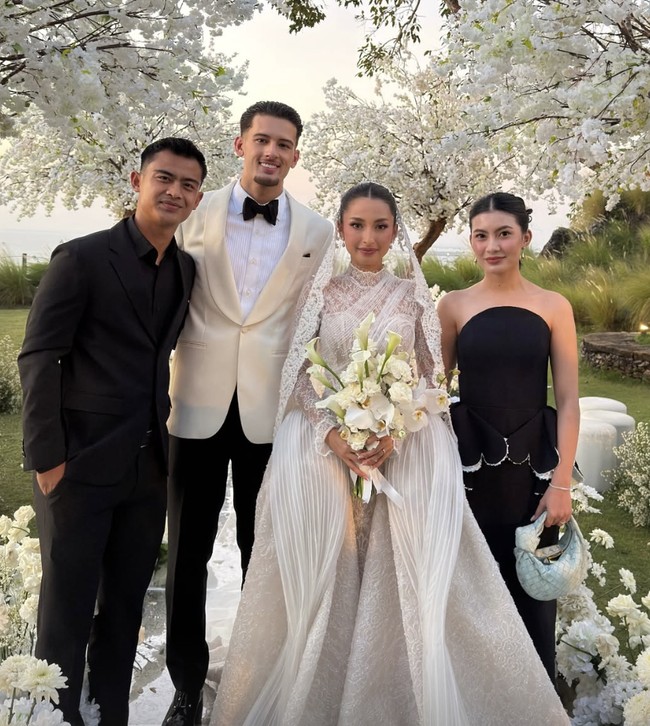 Kebersamaan antara Arhan dan Inka kembali terlihat saat keduanya hadir bersama di pernikahan Jennifer Coppen dan Justin Hubner di Bali. Keduanya serasi dalam balutan busana hitam. Foto: dok instagram Inka Andestha dan Pratama Arhan
