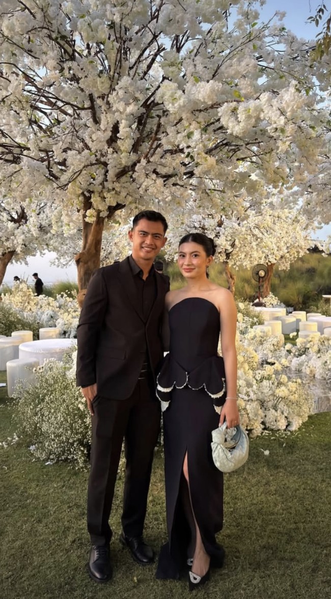 Tak hanya pose bareng pasangn pengantin, Arhan dan Inka juga memamerkan pose berdua. Berdiri berdampingan, keduanya tampak saling merangkul. Foto: dok instagram Inka Andestha dan Pratama Arhan