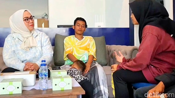 Jajat dan keluarganya saat disambut Anggota Komisi IX DPR RI Cellica Nurrachadiana di Kawasan Grand Taruma Karawang