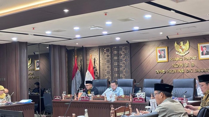 Wakil Ketua DPRD DKI Jakarta Basri Baco saat rapat di Gedung DPRD DKI Jakarta, Senin (15/6/2026).