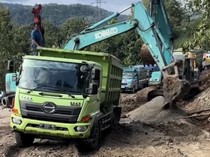 Jalan Poros Enrekang-Toraja di Kabere Macet Parah gegara Truk Patah As Roda