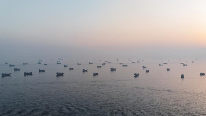 Pemandangan dari udara memperlihatkan padatnya aktivitas pelayaran di Selat Hormuz, jalur laut strategis yang kerap disebut sebagai jantung energi dunia. Rekaman drone yang diambil dari wilayah Musandam, Oman, menunjukkan deretan kapal tanker, kapal 