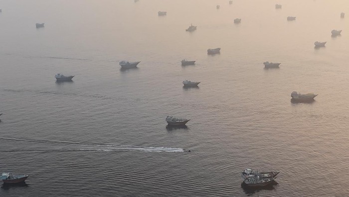 Pemandangan dari udara memperlihatkan padatnya aktivitas pelayaran di Selat Hormuz, jalur laut strategis yang kerap disebut sebagai jantung energi dunia. Rekaman drone yang diambil dari wilayah Musandam, Oman, menunjukkan deretan kapal tanker, kapal 