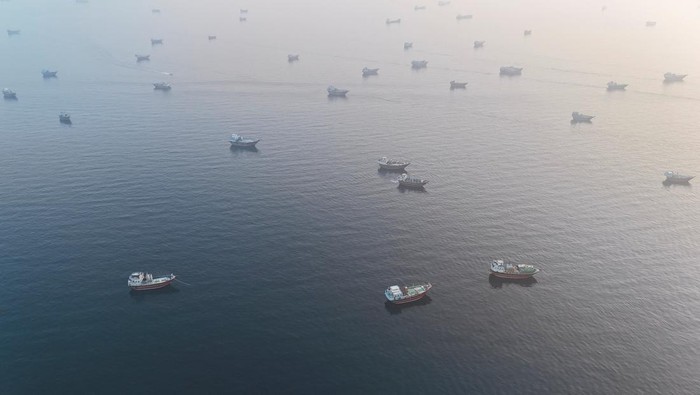 Pemandangan dari udara memperlihatkan padatnya aktivitas pelayaran di Selat Hormuz, jalur laut strategis yang kerap disebut sebagai jantung energi dunia. Rekaman drone yang diambil dari wilayah Musandam, Oman, menunjukkan deretan kapal tanker, kapal kargo, dan berbagai armada niaga lainnya yang melintasi perairan sempit namun vital bagi perdagangan global tersebut. REUTERS/Stringer